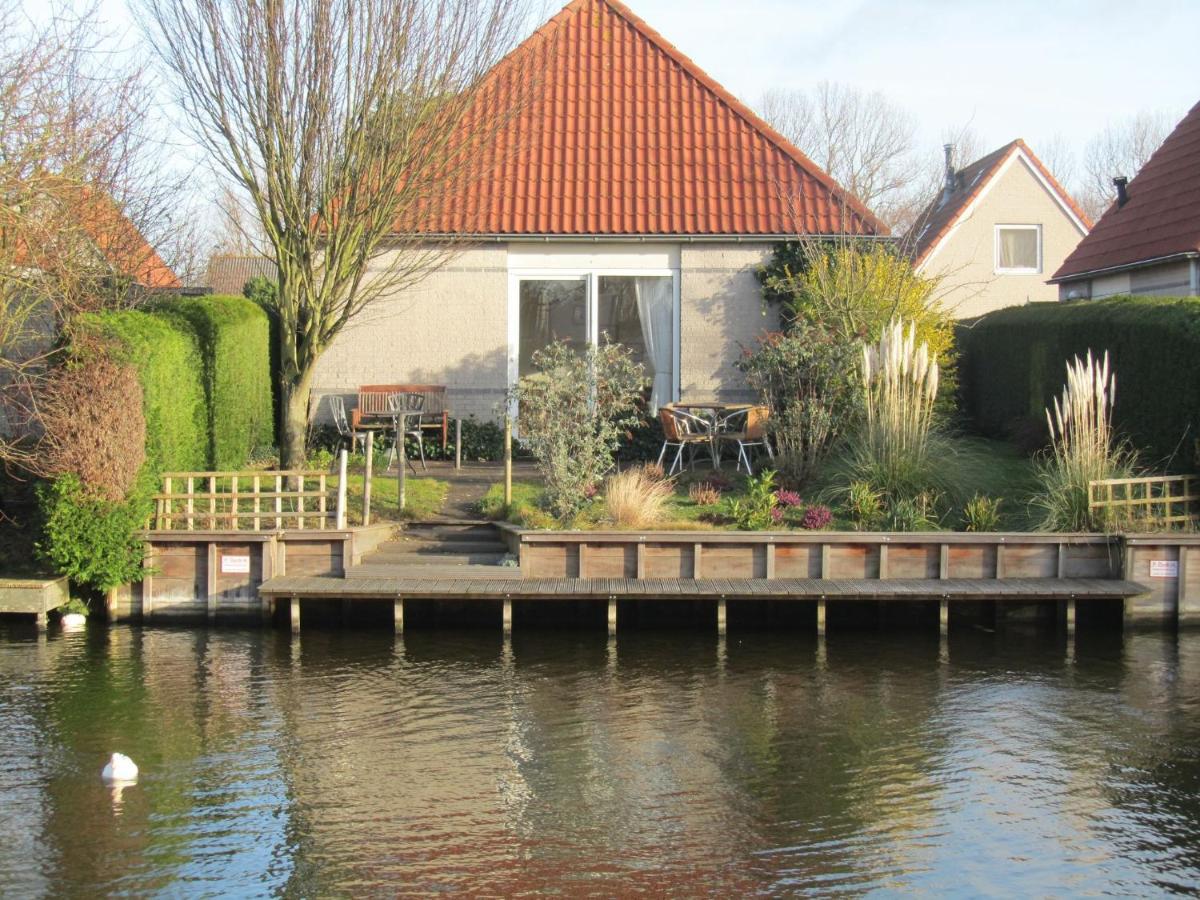 Detached Bungalow With Dishwasher At The Water Medemblik Exterior photo