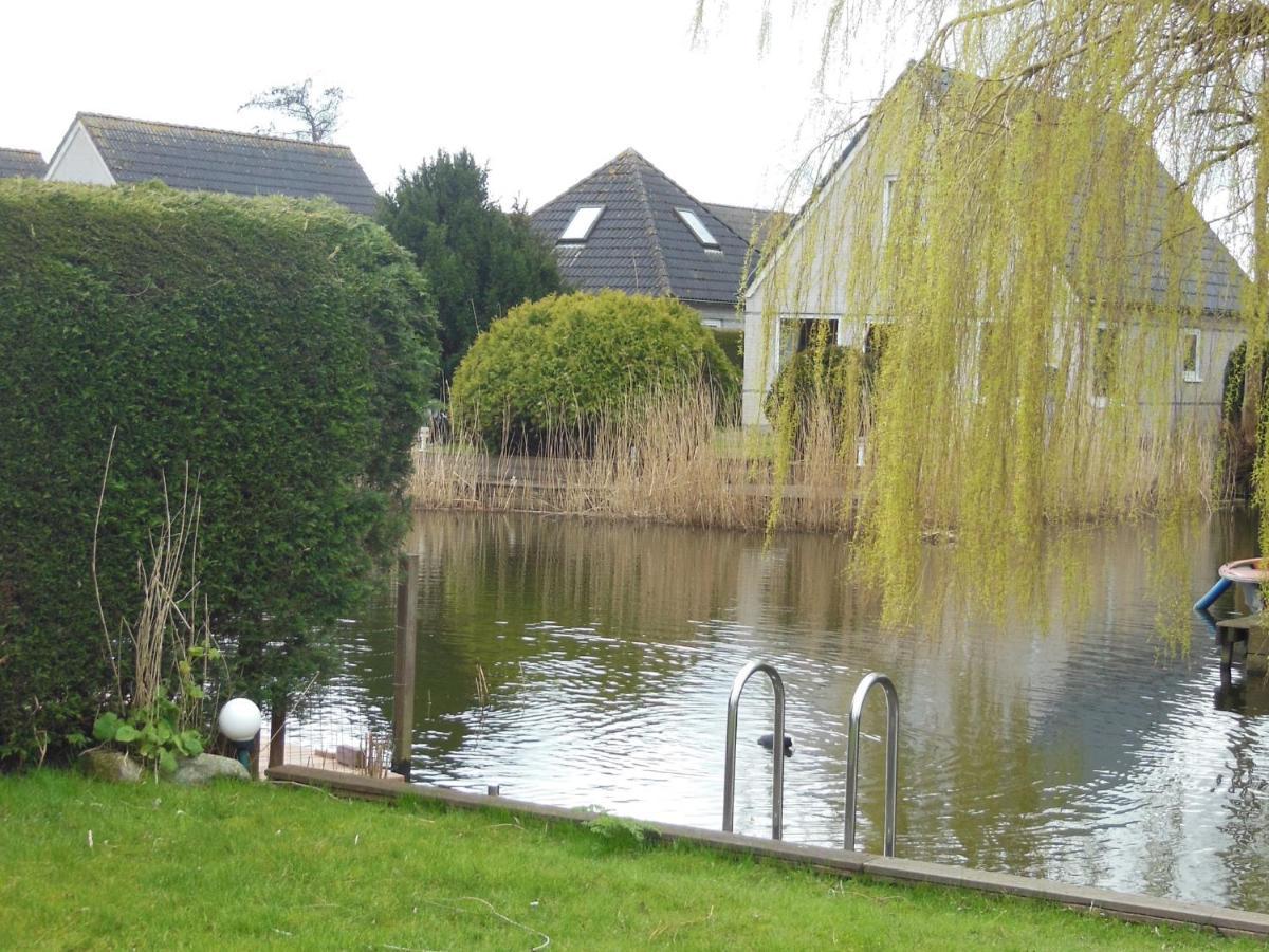 Detached Bungalow With Dishwasher At The Water Medemblik Exterior photo